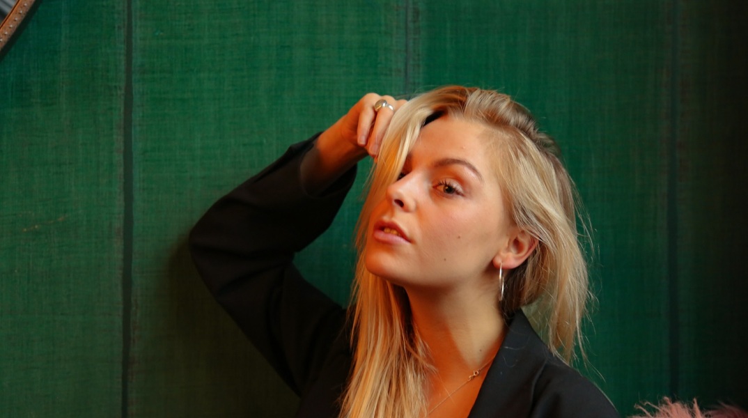 Ένα κορίτσι.