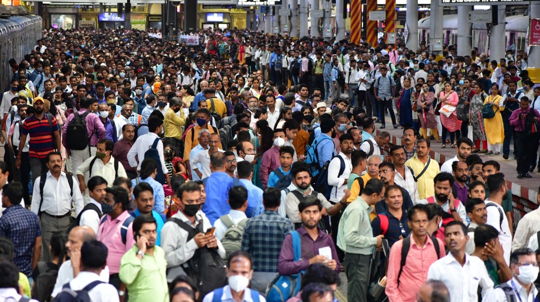 Άνθρωποι σε σιδηροδρομικό σταθμό στην Ινδία