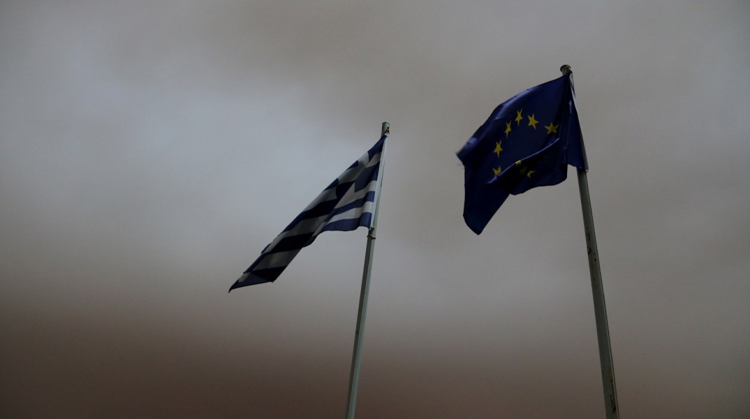 Σημαίες της Ελλάδας και της Ευρωπαϊκής Ένωσης