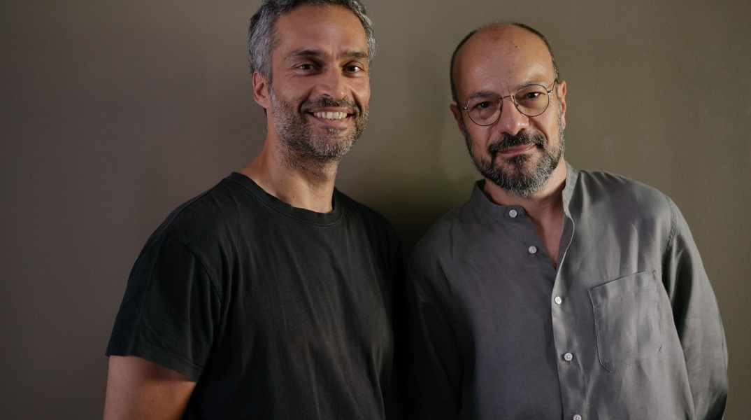 Ο Γιάννης Ευθυμιάδης μιλάει για τη θεατρική παράσταση «Αλκίνοος» που ανεβαίνει στη σκηνή Ω του Δημοτικού Θεάτρου Πειραιά τον Σεπτέμβριο και βασίζεται στο ομώνυμο ποίημα του