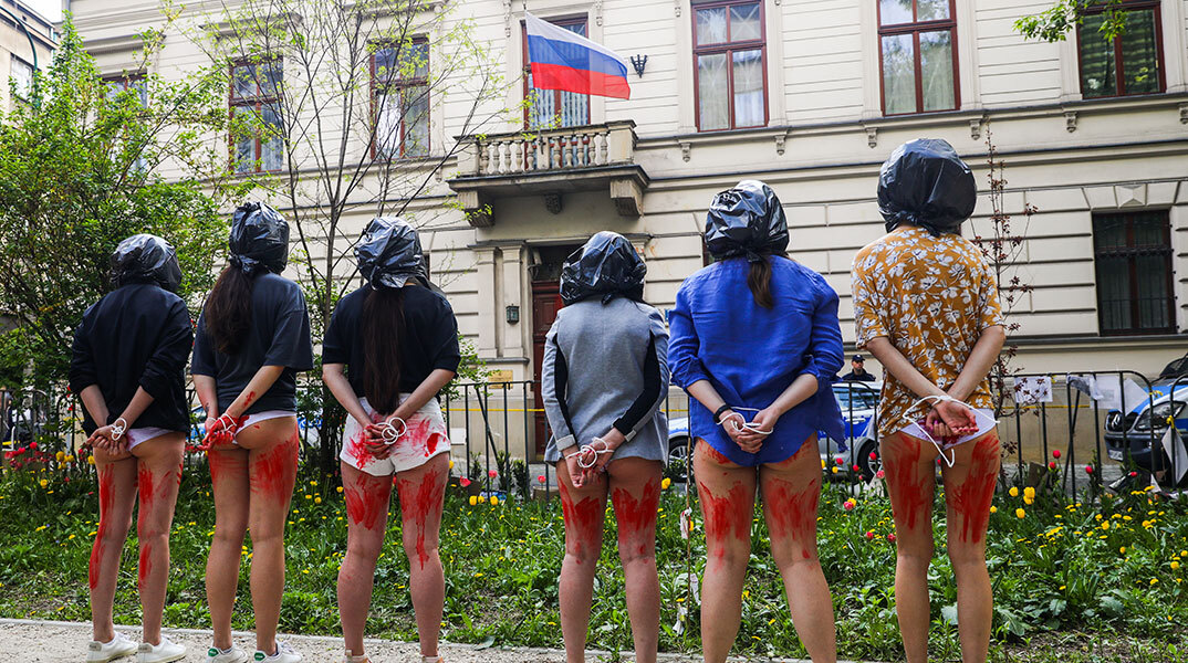 Διαμαρτυρία για τους βιασμούς Ουκρανών γυναικών από Ρώσους