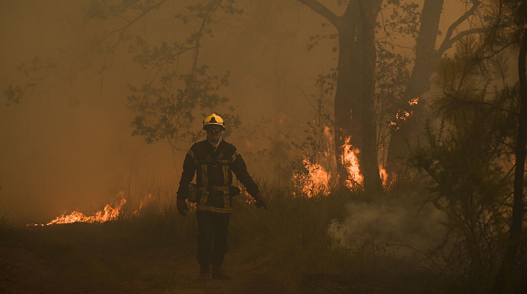 Γαλλία: Σε κόκκινο συναγερμό βρίσκεται η χώρα εξαιτίας του καύσωνα και των πυρκαγιών.