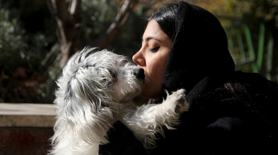 Ιρανή γυναίκα ποζάρει φιλώντας τον σκύλο της © Photo by Fatemeh Bahrami/Anadolu Agency via Getty Images