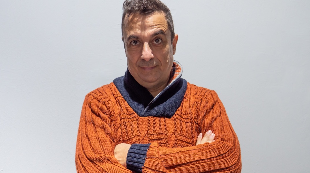 Ο καρδιολόγος, συνθέτης και συγγραφέας Θανάσης Δρίτσας συνομιλεί με τον stand-up κωμικό Κώστα Ραβνιωτόπουλο με άξονα την καλλιτεχνική του πορεία αλλά και τον ρόλο της κωμωδίας την εποχή της πολιτικής ορθότητας