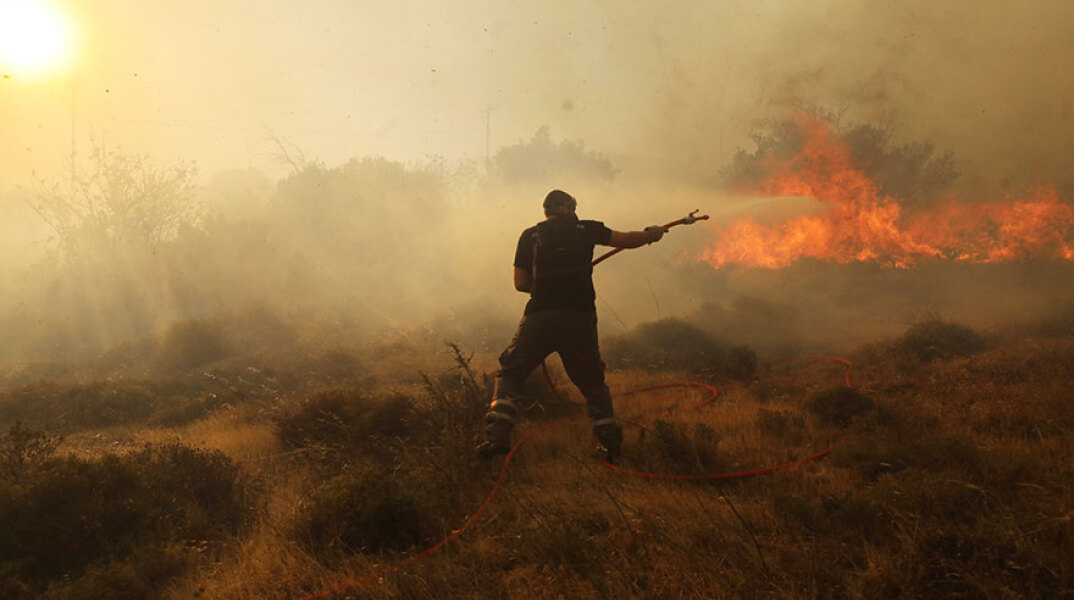 Δύσκολη η μάχη με τις φλόγες στην Πεντέλη