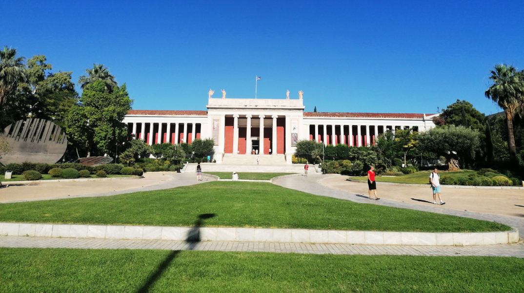 Ο Νίκος Βατόπουλος και ο «Κάτοικος Μουσείου» στο Καφέ του Εθνικού Αρχαιολογικού Μουσείου