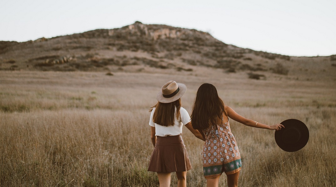 Δύο κορίτσια. 