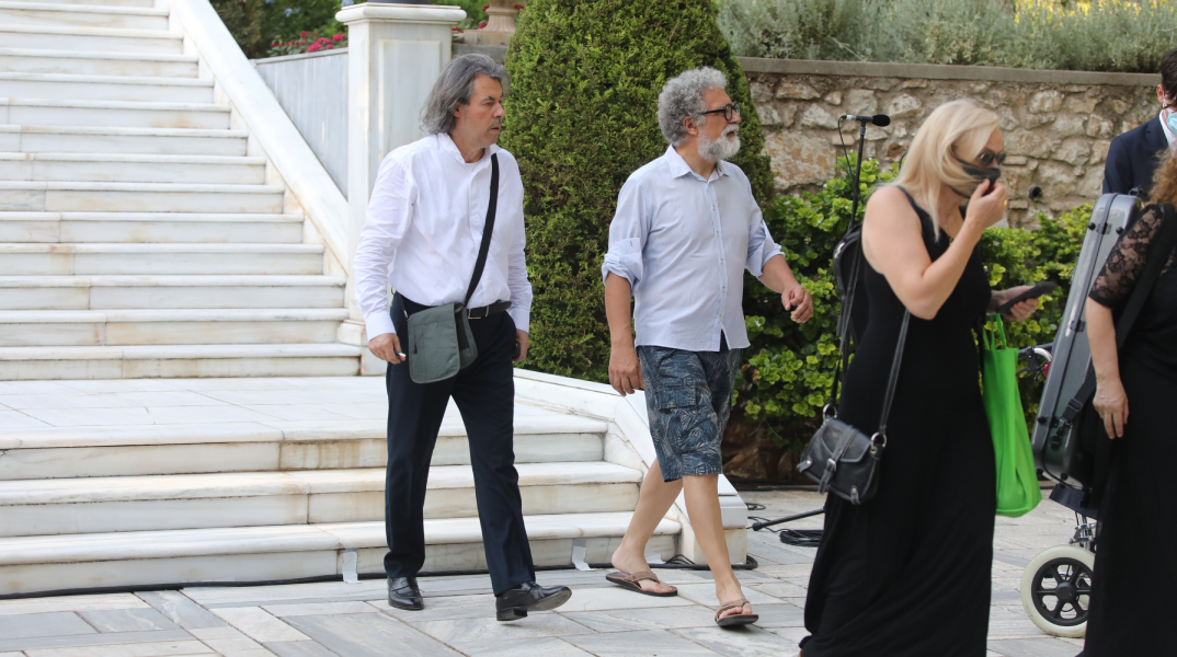 Ο Ιωάννης Στρατάκης με βερμούδα και σαγιονάρα στο Προεδρικό Μέγαρο 