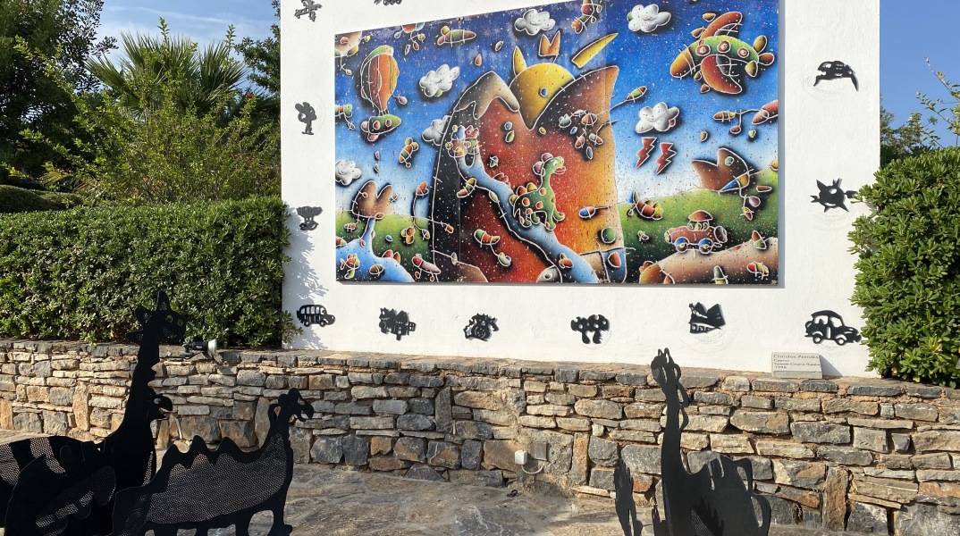 Το έργο του Χρήστου Πετρίδη "Θερινό σινεμά"  στο πάρκο γλυπτικής του ξενοδοχείο Minos Beach art hotel