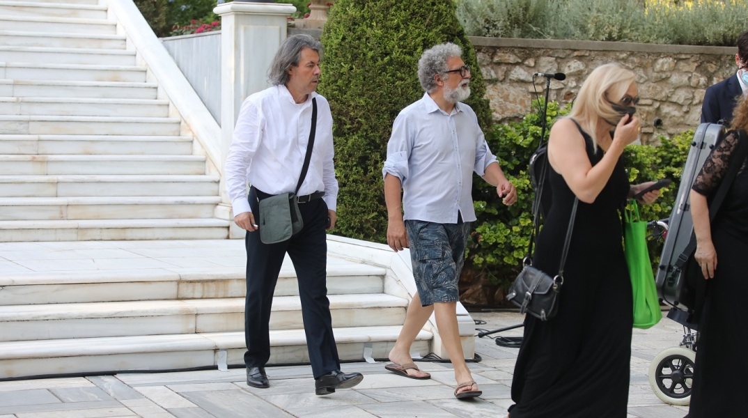 Η επέτειος για την αποκατάσταση της Δημοκρατίας στην Ελλάδα, οι αντιδράσεις για τη δεξίωση στο Προεδρικό Μέγαρο και οι προκλήσεις για την εμβάθυνση της Δημοκρατίας.