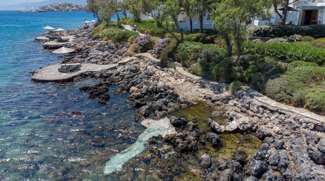 Η εγκατάσταση Tender shell geophilia των Ιλεάνας Αρναούτου και Ισμήνης Κινγκ στο Minos Beach art hotel από ψηλά