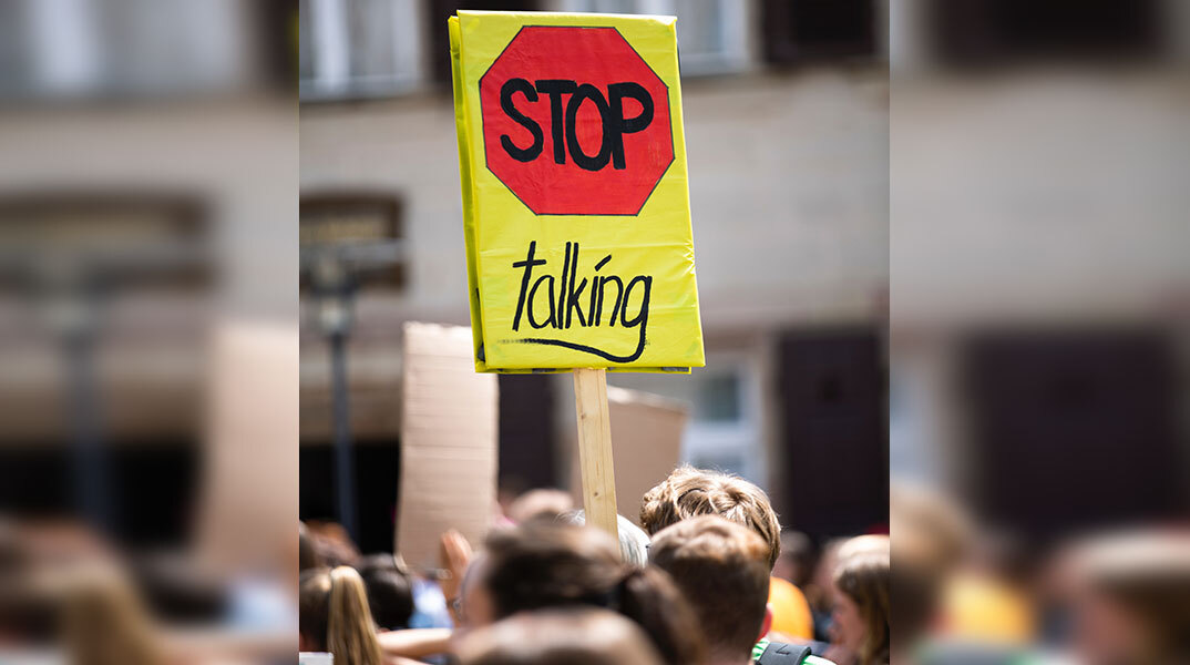 Πινακίδα Stop Talking σε διαδήλωση