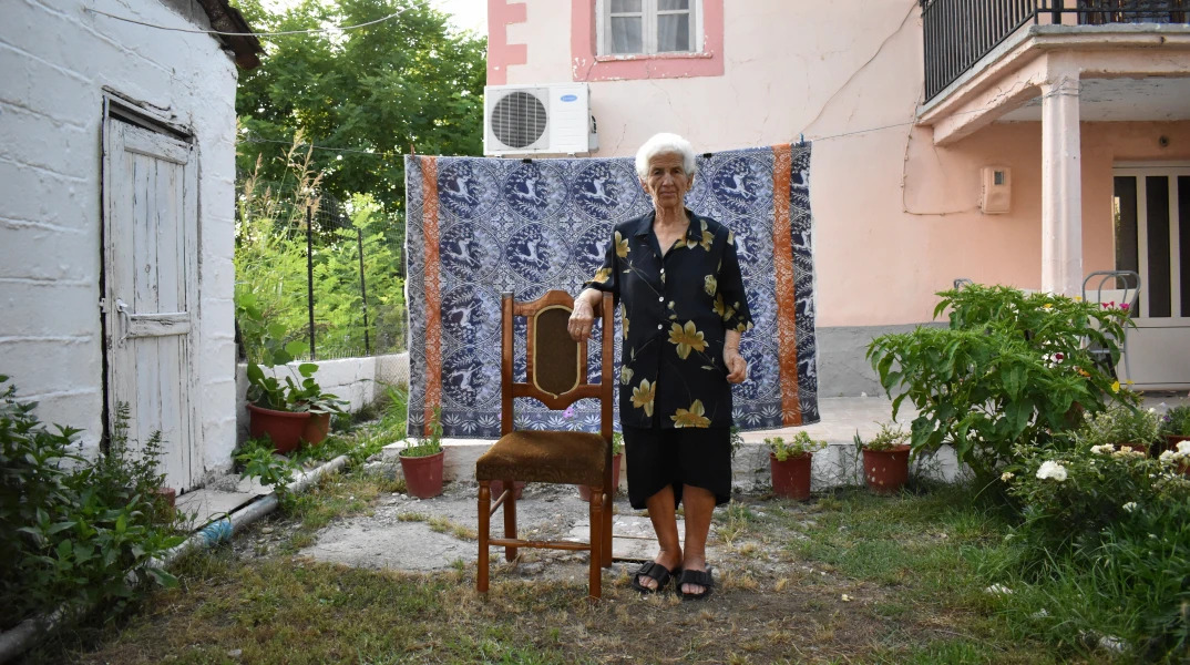 Nowstalgism: Σε ένα καφενείο της Καρδίτσας σύγχρονες φωτογραφίες σκηνοθετούνται σαν παλιές