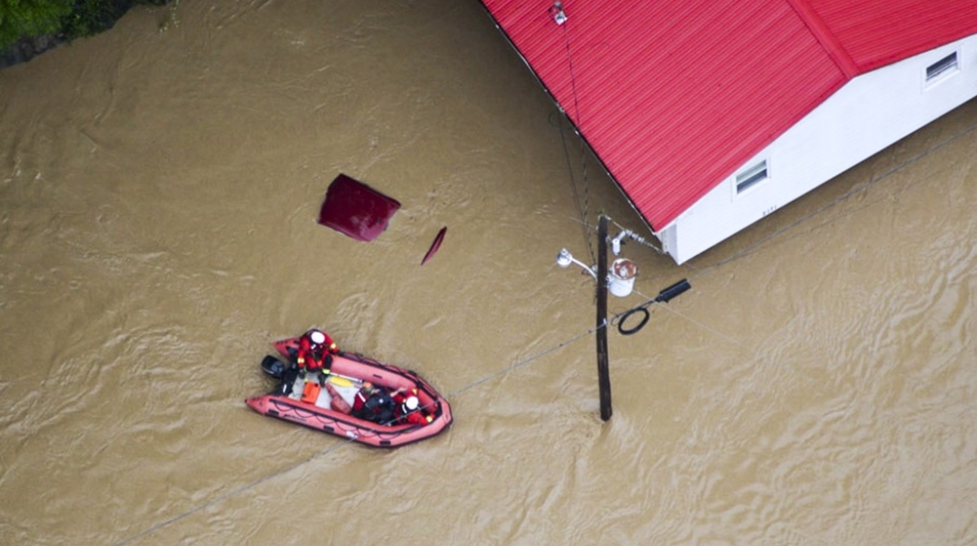 Πλημμύρες στο Κεντάκι: Διασώστες με φουσκωτή βάρκα σε δρόμους - ποτάμια