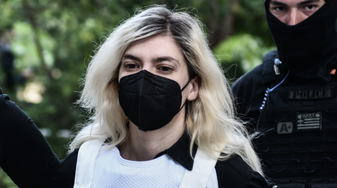 Η Ρούλα Πισπιρίγκου με μάσκα και αλεξίσφαιρο κατά τη μεταφορά της στον εισαγγελέα