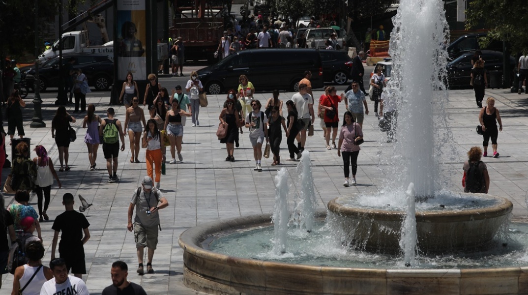 Πολίτες στο κέντρο της Αθήνας