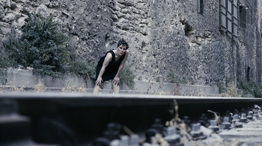 «Ο Κατάδεσμος» του Θωμά Κοροβίνη στο θέατρο Μουσούρη