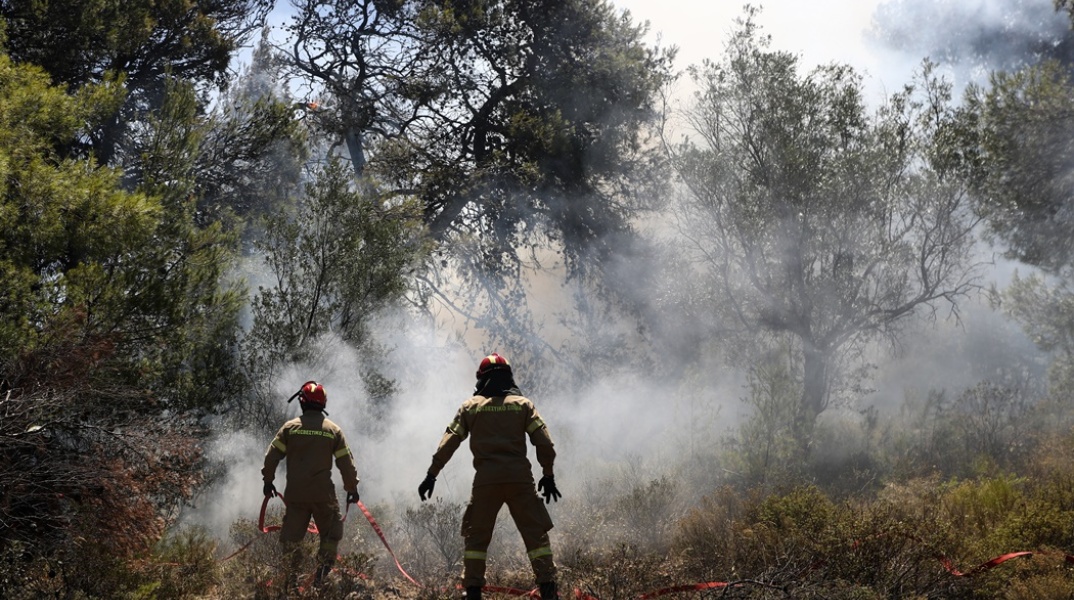 Πυροσβέστες επιχειρούν για την κατάσβεση φωτιάς