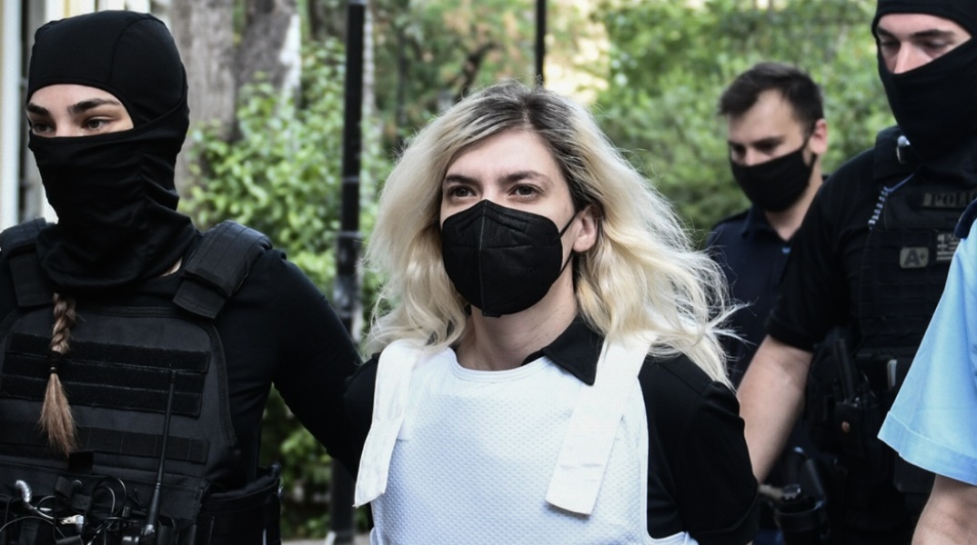 Η Ρούλα Πισπιρίγκου κατά τη μεταγωγή της στον εισαγγελέα φορά μάσκα και αλεξίσφαιρο γιλέκο