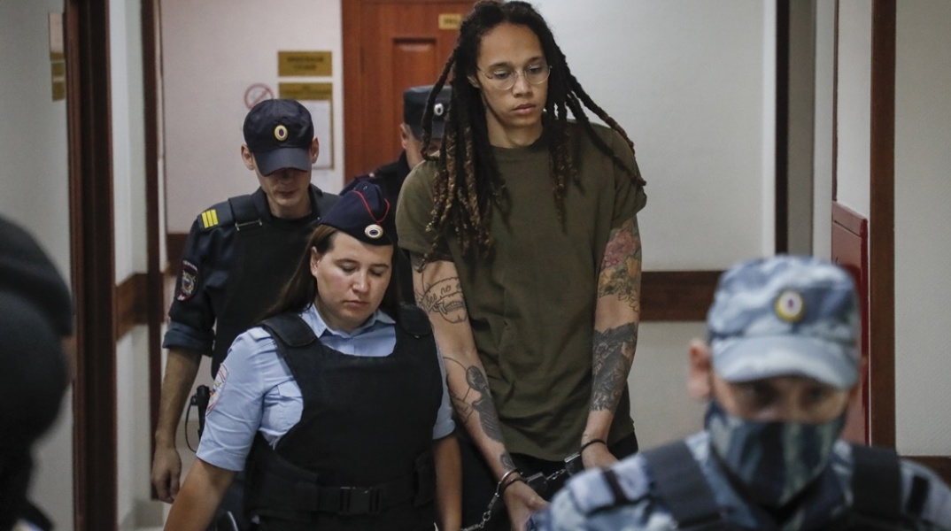 Brittney Griner με χειροπέδες στο δικαστήριο