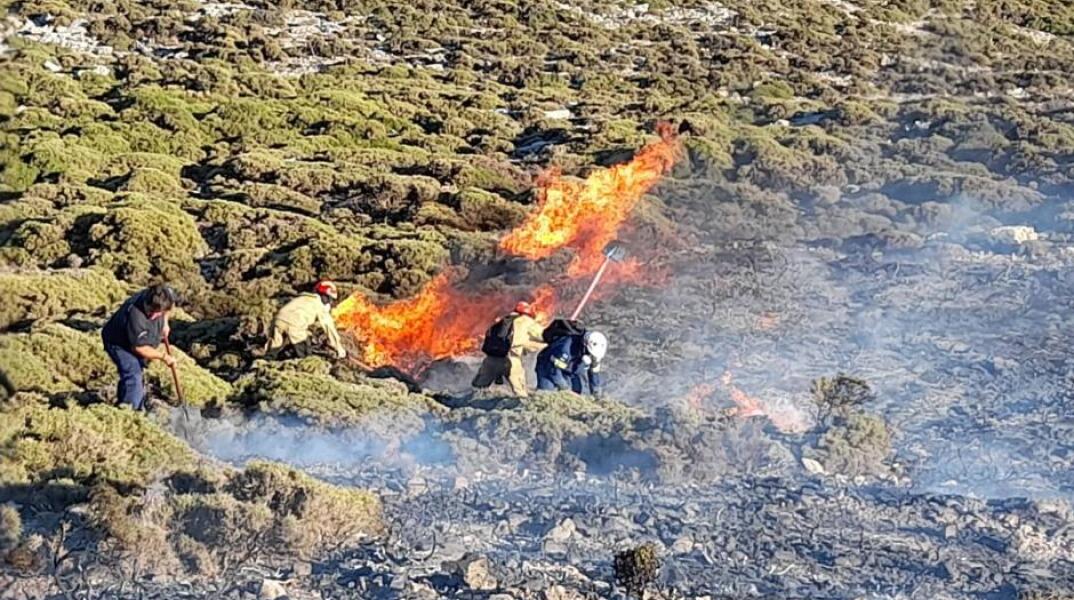 Φωτιά τώρα στην Κόρωνο Νάξου - Πυροσβέστες στο σημείο