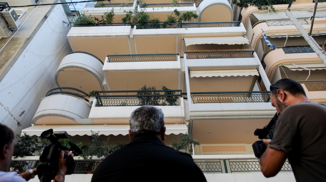 Νεκροί ηλικιωμένοι σε διαμέρισμα στην Κυψέλη - Οι αστυνομικοί έξω από το σπίτι