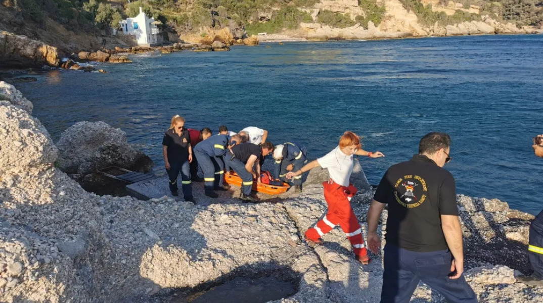 Διασώστες κοντά στο πλήρωμα του μοιραίου ελικοπτέρου που έπεσε στη Σάμο