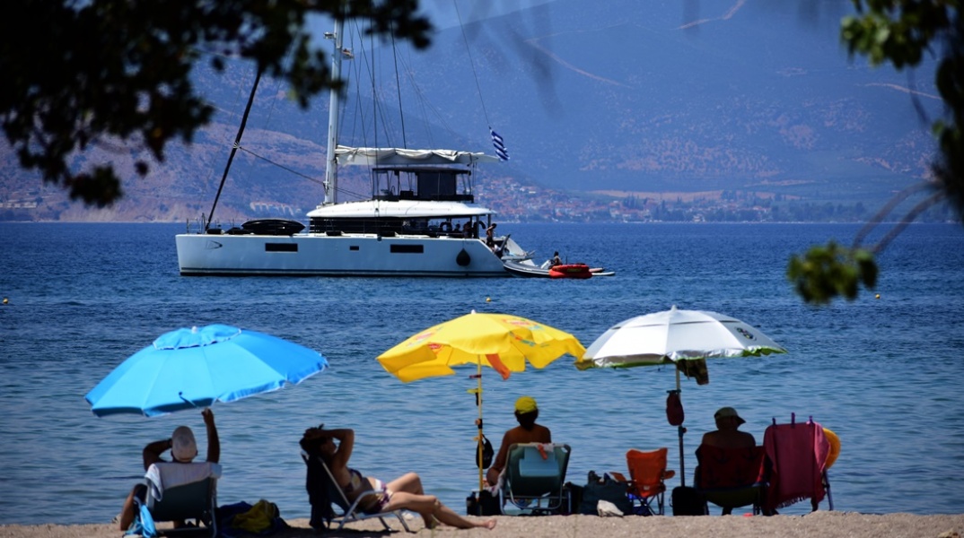 Ο καιρός αύριο - Λουόμενοι απολαμβάνουν το μπάνιο τους σε παραλία