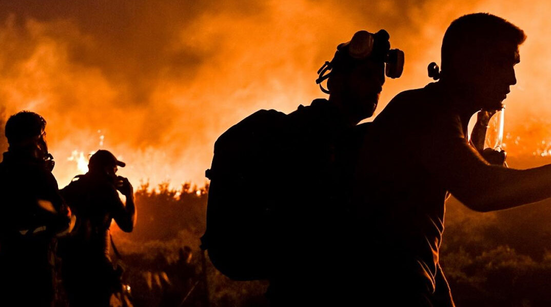 Πυροσβέστες επιχειρούν τη νύχτα σε δασική πυρκαγιά