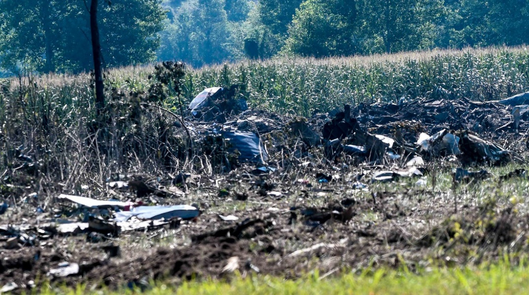 Πτώση Antonov στην Καβάλα - Συντρίμμια