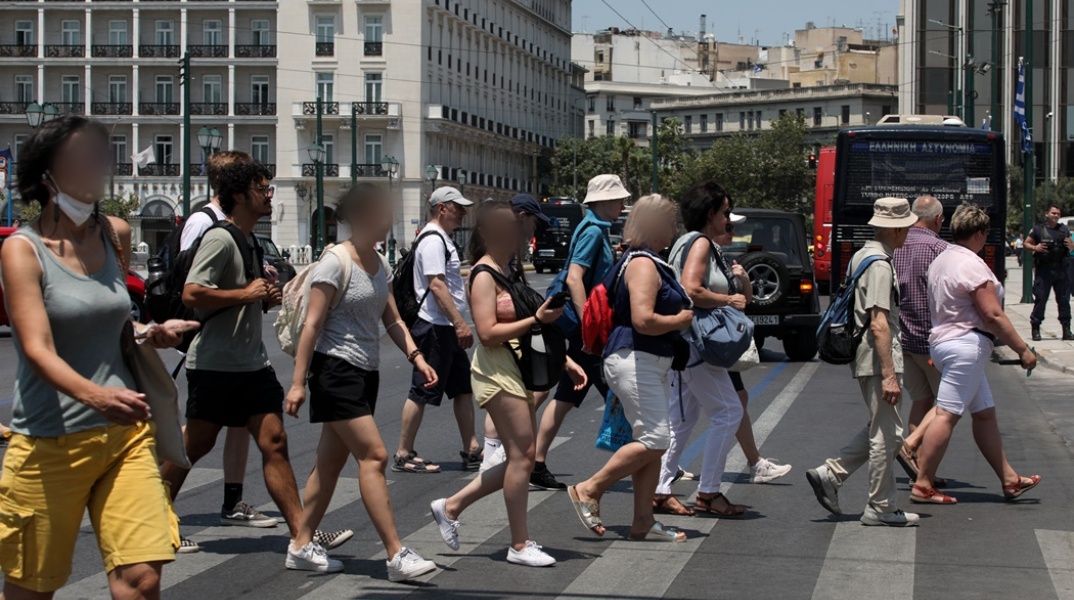 Πολίτες με μάσκα προστασίας από τον κορωνοϊό στο κέντρο της Αθήνας