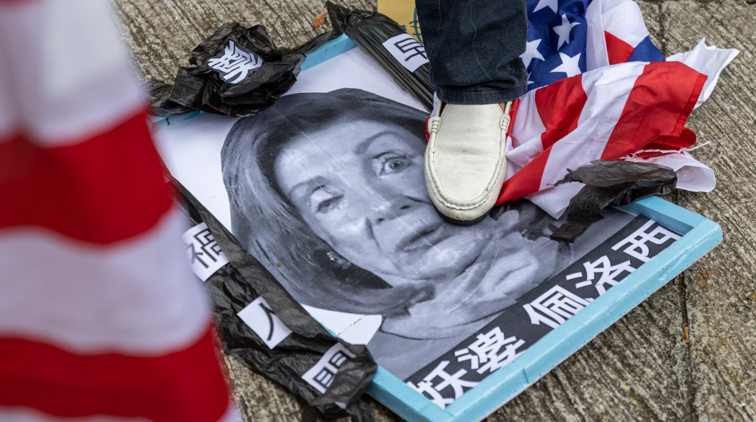 Διαδήλωση στην Κίνα κατά της Νάνσι Πελόζι και των ΗΠΑ 
