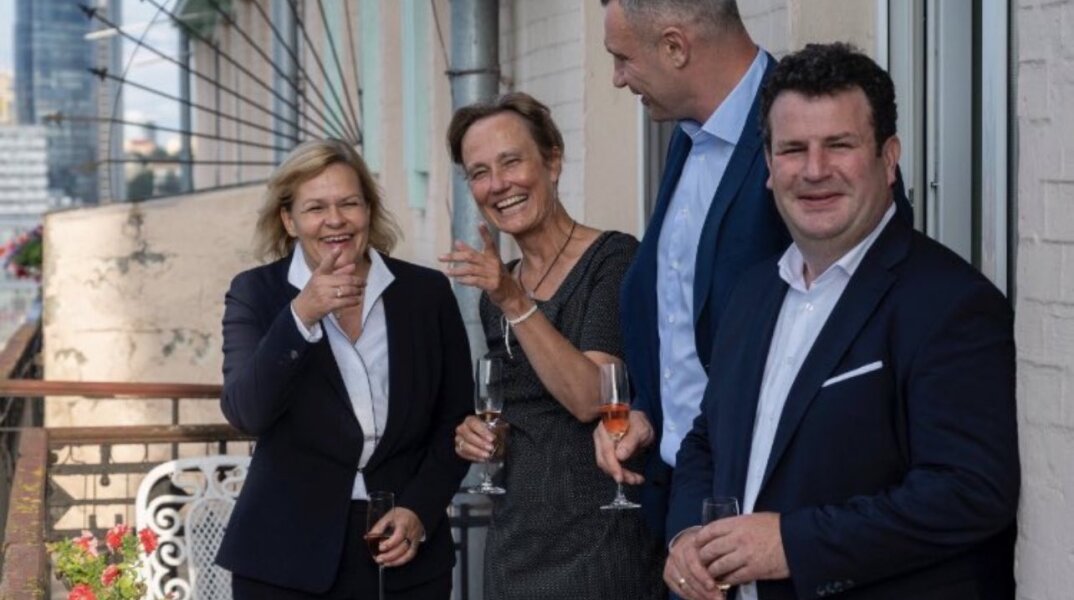 Οι Γερμανοί υπουργοί γελούν και πίνουν το ποτό τους στο Κίεβο