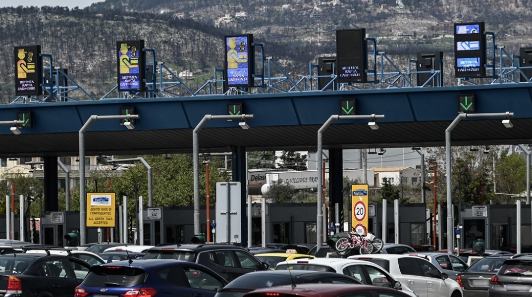 Έξοδος Δεκαπενταύγουστου 2022: Αυτοκίνητα παραταγμένα στα διόδια