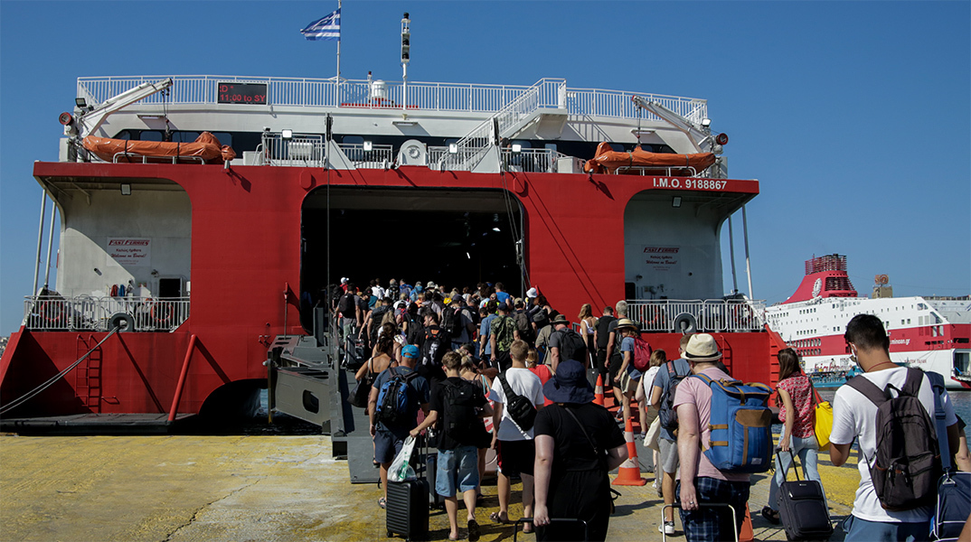 Κόσμος σε λιμάνι