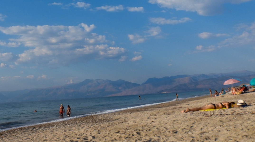 Λίγα σύννεφα πάνω από παραλία