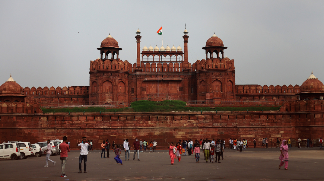 Η Εθνική σημαία της Ινδίας υψώνεται από τον πρωθυπουργό της Ινδίας στο Κόκκινο Οχυρό στις 15 Αυγούστου