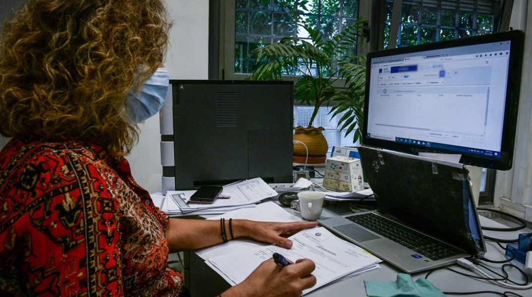 Φορολογικές δηλώσεις 2022: Γυναίκα μπροστά από υπολογιστή για την υποβολή τους