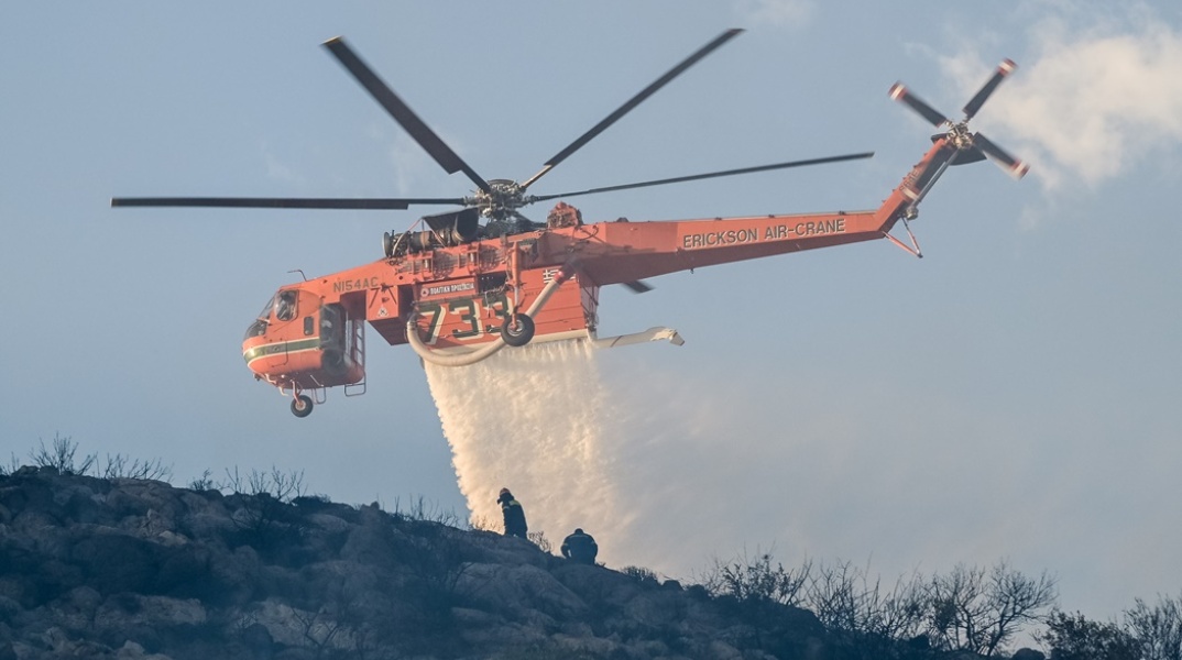 Φωτιά τώρα - Πυροσβεστικό ελικόπτερο ρίχνει νερό για την κατάσβεση πυρκαγιάς