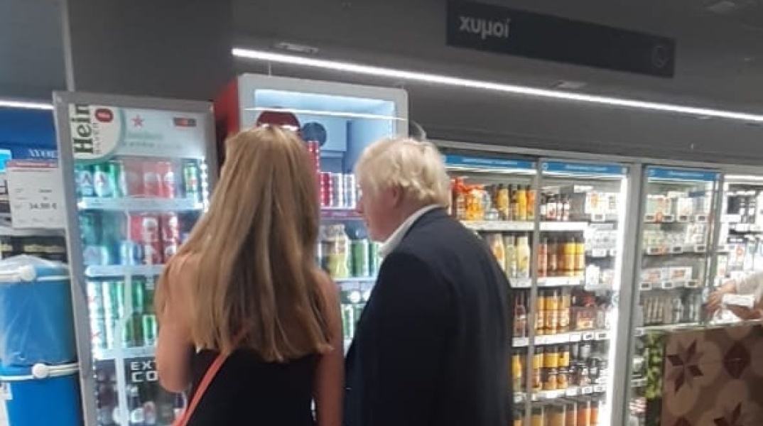 Ο Μπόρις Τζόνσον και η Κάρι Τζόνσον σε σούπερ μάρκετ της Νέας Μάκρης