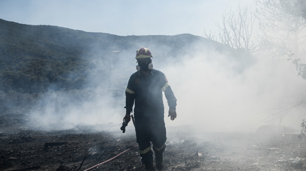 Φωτιά τώρα: Πυροσβέστης πίσω από καπνούς