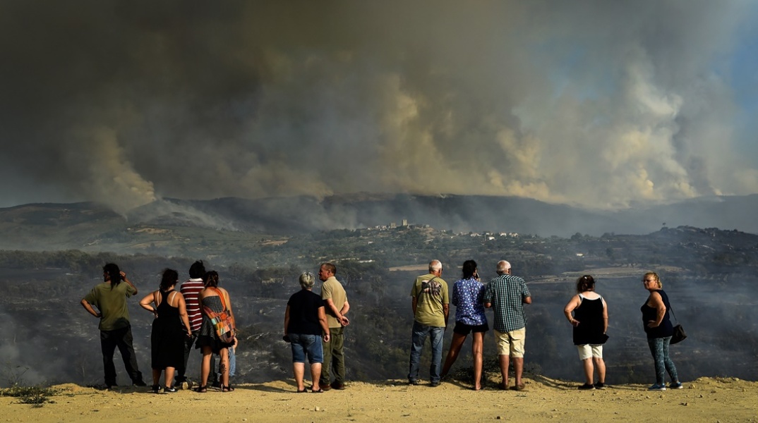 Πυρκαγιά στην Πορτογαλία - Πολίτες παρακολουθούν από μακριά το πύρινο μέτωπο