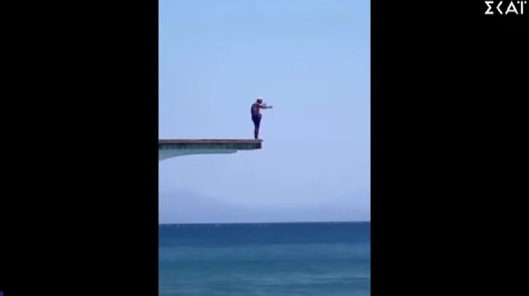 O 92χρονος κ. Γιώργος ετοιμάζεται για βουτιά στη Ρόδο