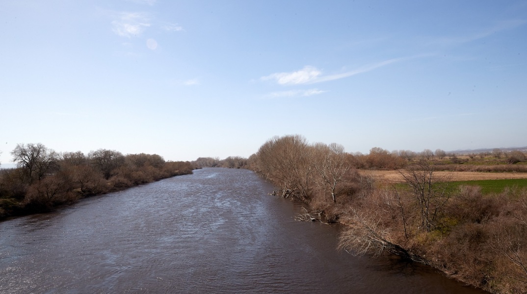 Η είδηση για τον αποκλεισμό προσφύγων και μεταναστών σε νησίδα στον Έβρο, ο εντοπισμός τους εντός ελληνικού εδάφους και οι αντιδράσεις στα social media.