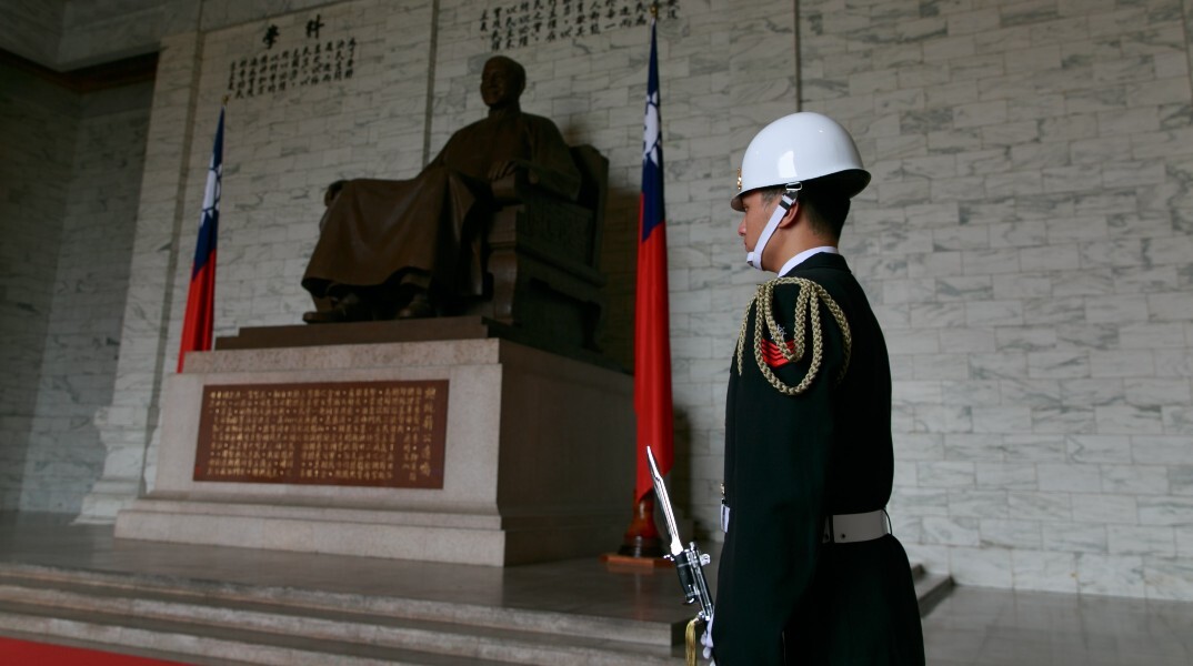 Στρατιώτης της Ταϊβάν φυλά μνημείο στην Ταϊπέι