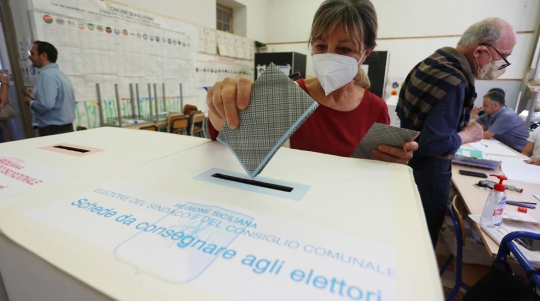 Ιταλίδα ψηφοφόρος στην κάλπη