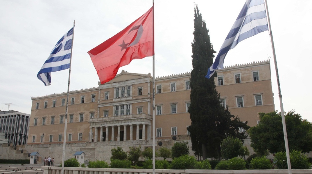 Στιγμιότυπο από τον σημαιοστολισμό της Αθήνας για την επίσκεψη Ερντογάν στην Ελλάδα