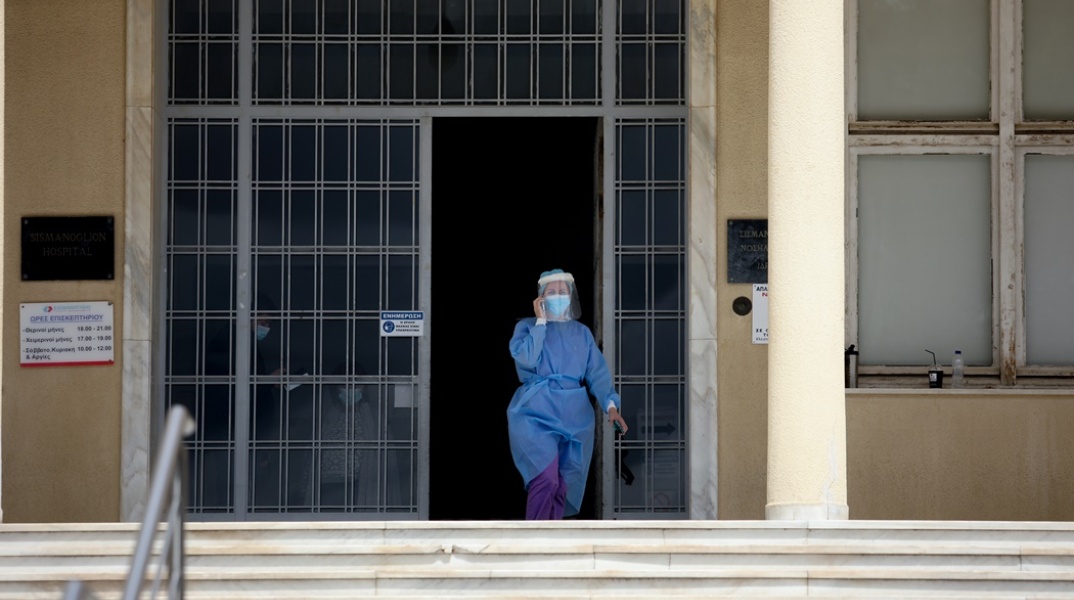 Νοσηλεύτρια με στολή στην πύλη του Σισμανόγλειου