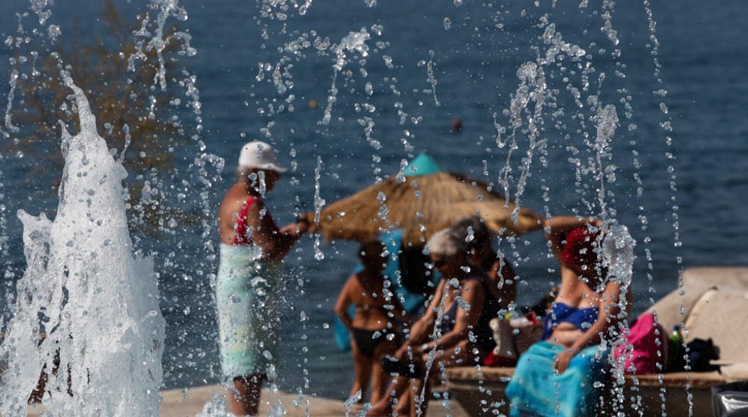 Πολίτες πίσω από σιντριβάνι 