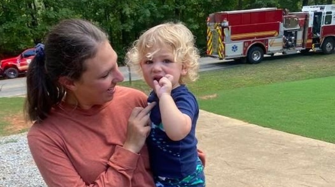 Ο 1,5 Ethan Moore από την Τζόρτζια μαζί με τη μητέρα του